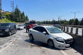 Otomobil refüje çarptı: 3 yaralı