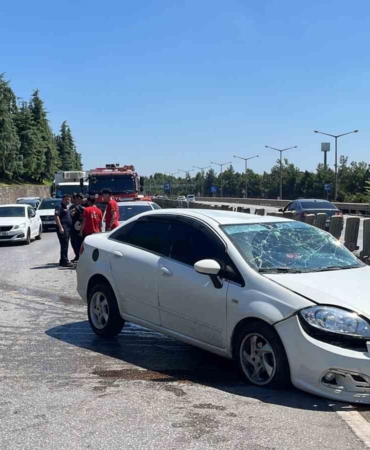 Otomobil refüje çarptı: 3 yaralı