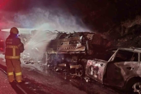 Otomobil tıra arkadan çarptı: Dorse de otomobil de kullanılamaz hale geldi