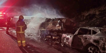 Otomobil tıra arkadan çarptı: Dorse de otomobil de kullanılamaz hale geldi