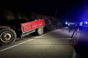 Otomobil traktöre arkadan çarptı: 1 ölü, 3 yaralı