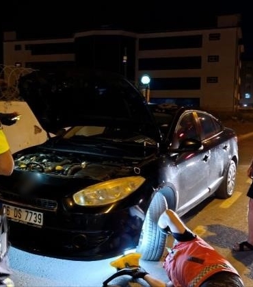 Otomobilde yılan alarmı: Meraklı gözler arasında dakikalarca otomobilde yılan aradılar