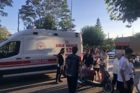 Otomobille çarpışan motosikletlinin yaralandığı kaza kamerada