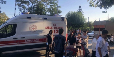 Otomobille çarpışan motosikletlinin yaralandığı kaza kamerada