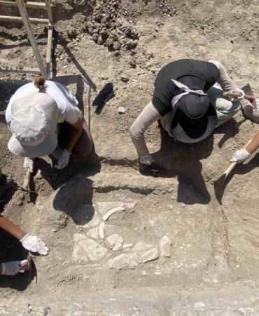 (Özel) Apollon Smintheus Tapınağı’nda 1700 yıllık mezar bulundu