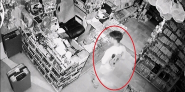 (Özel) Böyle hırsızlık görülmedi... Ne bulduysa bavula koydu, çaldı gitti