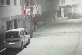 (Özel) Ev sahibi kadın çetin ceviz çıktı.. Evine girdiği hırsızı kovaladı