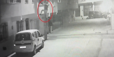 (Özel) Ev sahibi kadın çetin ceviz çıktı.. Evine girdiği hırsızı kovaladı