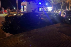 Park halindeki araçlara çarptı: 1 yaralı