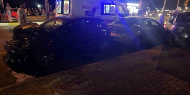 Park halindeki araçlara çarptı: 1 yaralı
