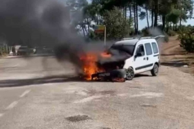 Park halindeki hafif ticari araç alev alev yandı