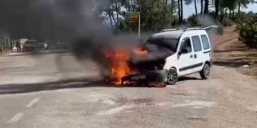 Park halindeki hafif ticari araç alev alev yandı
