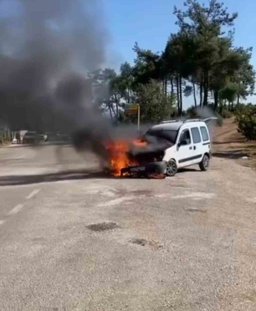 Park halindeki hafif ticari araç alev alev yandı