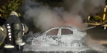 Park halindeki otomobil alev topuna döndü