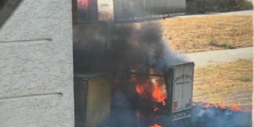 Park halindeki tır alev topuna döndü