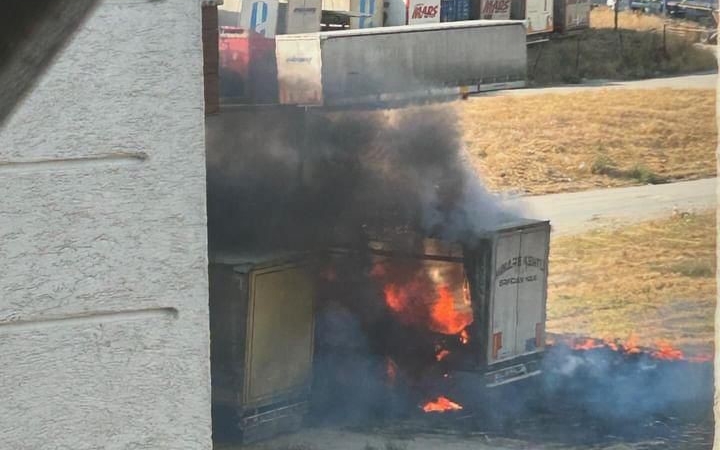 Park halindeki tır alev topuna döndü