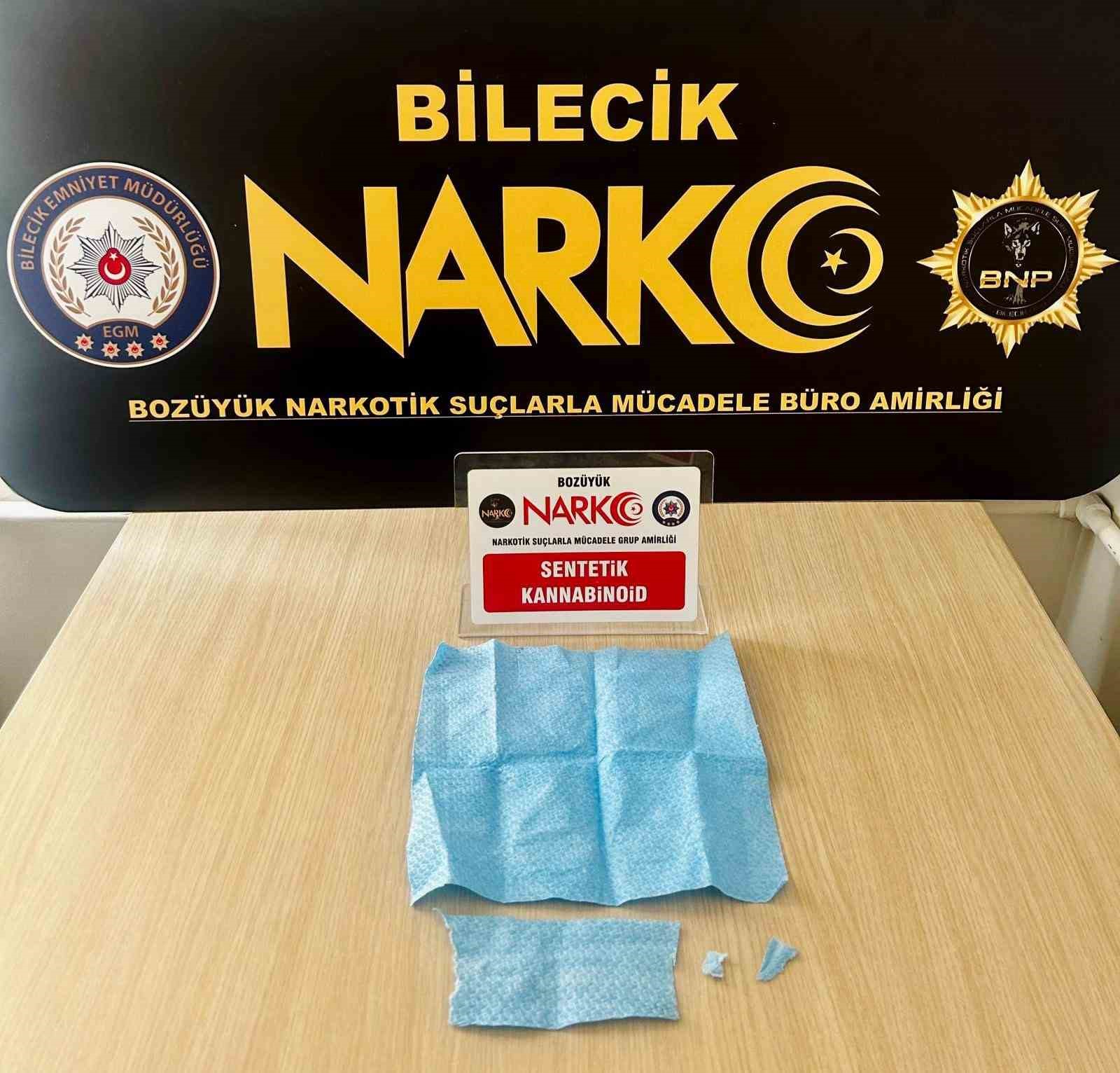 Peçeteye emdirilmiş uyuşturucu madde ile yakalandı