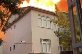 Pendik’te 3 katlı binanın çatısında yangın