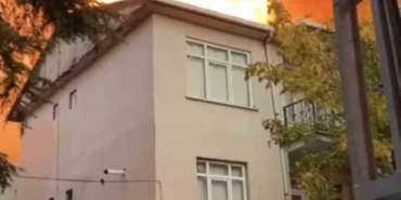 Pendik’te 3 katlı binanın çatısında yangın