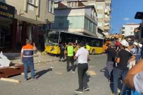 Pendik’te bina kolonuna çarpan İETT otobüsü kaza yerinden kaldırıldı