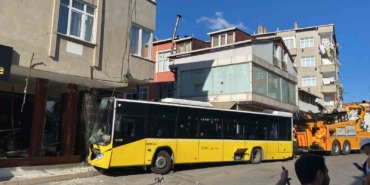 Pendik’te binaya çarparak hasara sebep olan İETT otobüsünün, binaya yapılan güçlendirme çalışmalarının ardından çekici yardımıyla kaza alanından 24 saat sonra kaldırılma çalışmaları başladı.