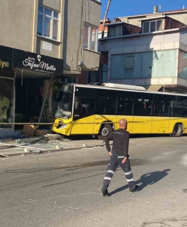 Pendik’te İETT otobüsü kuaför dükkanına daldı: 6 yaralı