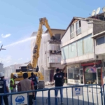 Pendik’te İETT otobüsünün çarptığı 4 katlı bina yıkılıyor