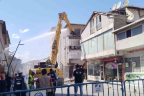 Pendik’te İETT otobüsünün çarptığı 4 katlı bina yıkılıyor