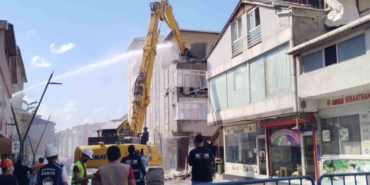 Pendik’te İETT otobüsünün çarptığı 4 katlı bina yıkılıyor