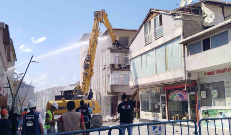 Pendik’te İETT otobüsünün çarptığı 4 katlı bina yıkılıyor