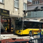 Pendik’te İETT otobüsünün çarptığı binada güçlendirme çalışmaları devam ediyor