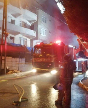 Pendik’te iki binanın çatısı alevlere teslim oldu