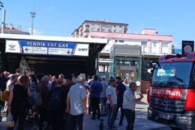 Pendik’te Marmaray durağında yangın çıktı, alt geçit önünde kalabalık oluştu