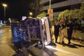Pendik’te sebze yüklü kamyon devrildi: 2 yaralı