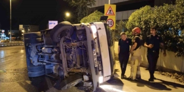 Pendik’te sebze yüklü kamyon devrildi: 2 yaralı
