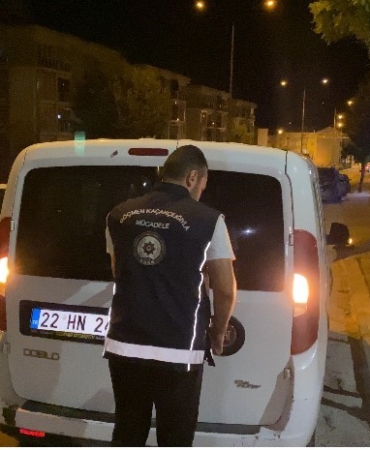 Polis çevirmesini görünce geri geri kaçtılar