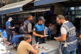 Polis dolandırıcılığa karşı broşür dağıttı