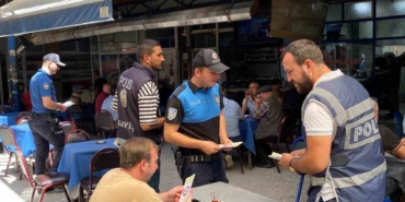 Polis dolandırıcılığa karşı broşür dağıttı