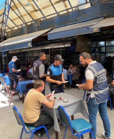 Polis dolandırıcılığa karşı broşür dağıttı