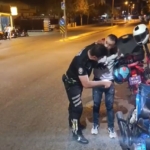 Polisten motosiklet sürücüsüne "sesli" ders