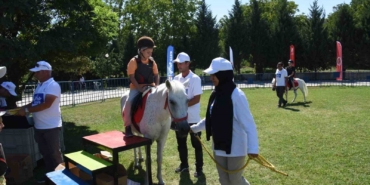 Pony atlarıyla buluşan çocuklar keyifli anlar yaşadı