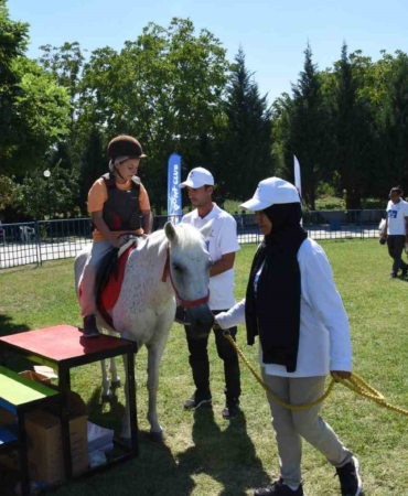 Pony atlarıyla buluşan çocuklar keyifli anlar yaşadı