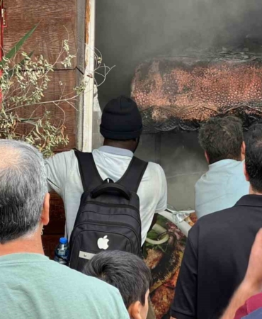 Restoranda yangın çıktı: Yoldan geçen Afrikalı vatandaş hortumla müdahale etti