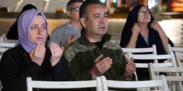 Saatler 03.02’de eller semaya açıldı