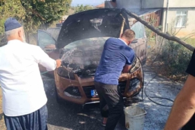 Sakarya’da alev alan otomobil kullanılamaz hale geldi
