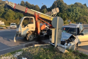 Sakarya’da kamyonet ile otomobil çarpıştı: 3 yaralı