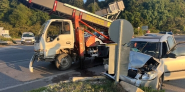 Sakarya’da kamyonet ile otomobil çarpıştı: 3 yaralı