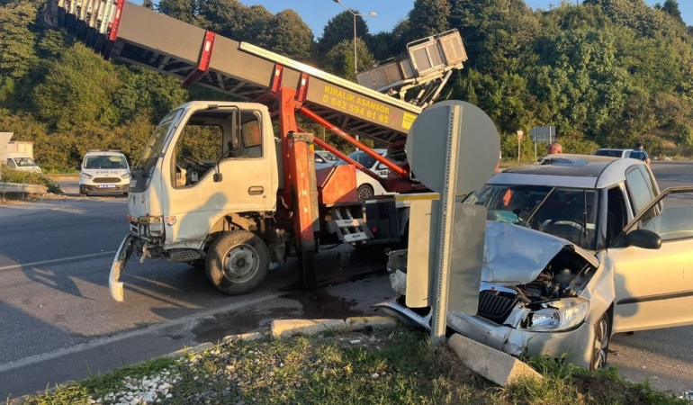 Sakarya’da kamyonet ile otomobil çarpıştı: 3 yaralı