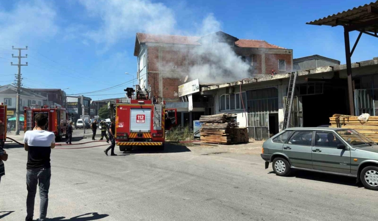 Sakarya’da korkutan yangın: Bölgeye çok sayıda itfaiye sevk edildi