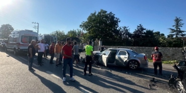 Sakarya’da minibüs ile otomobil kafa kafaya çarpıştı: 5 yaralı